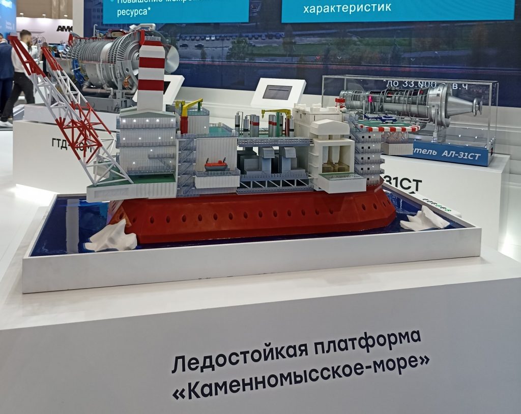 Макет ледостойкой морской платформы с энергетическими агрегатами АО ОДК